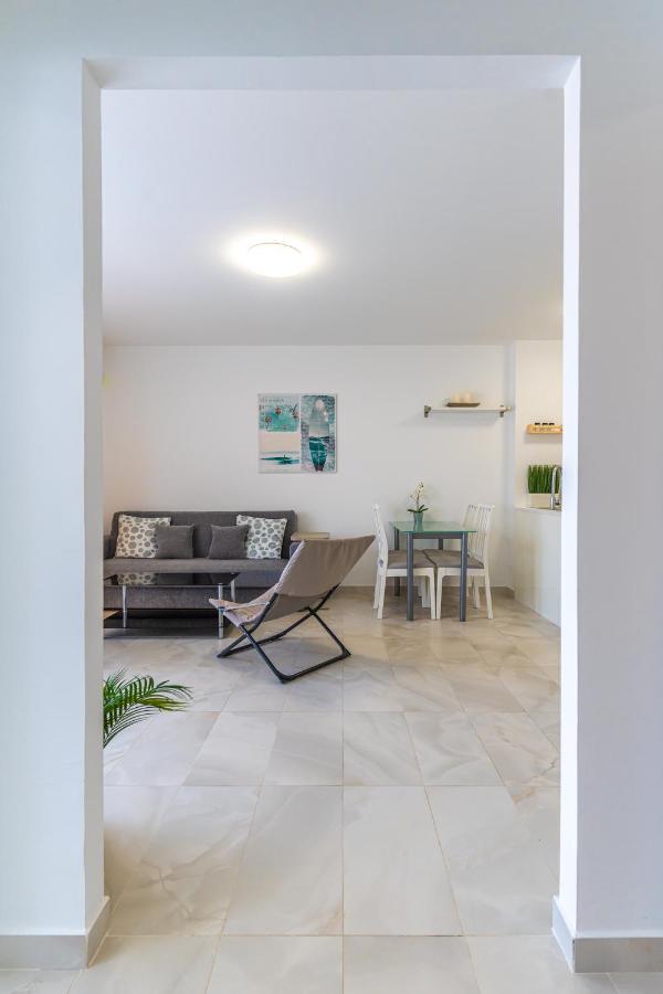 Modern 2-Bedroom Apartment With Stunning View 아데제 외부 사진