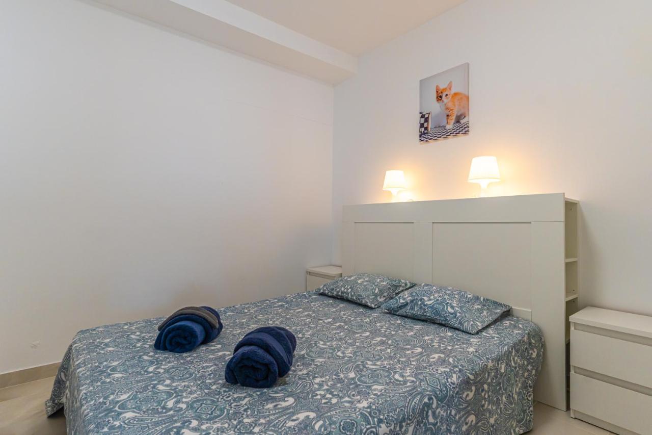Modern 2-Bedroom Apartment With Stunning View 아데제 외부 사진