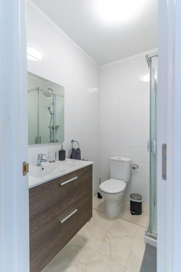 Modern 2-Bedroom Apartment With Stunning View 아데제 외부 사진