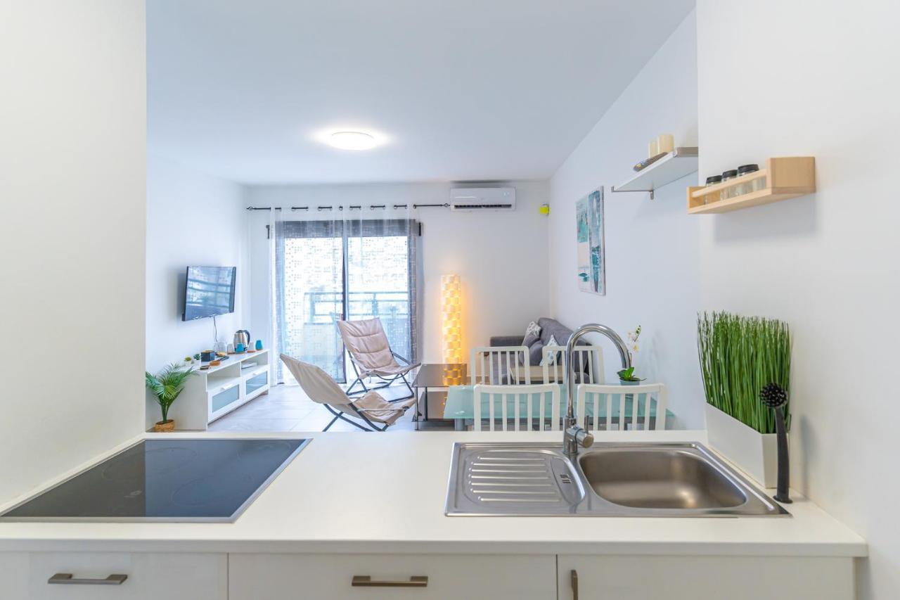 Modern 2-Bedroom Apartment With Stunning View 아데제 외부 사진