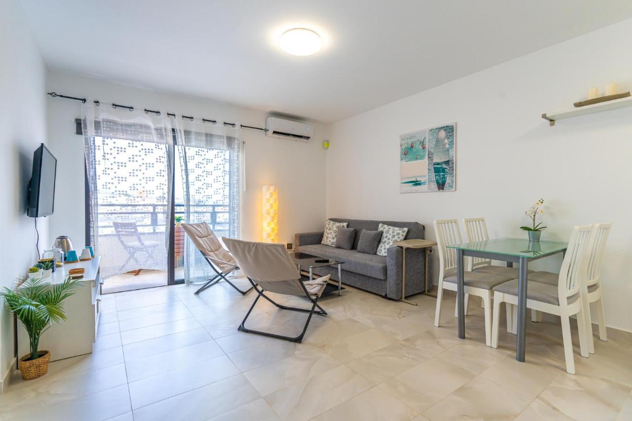 Modern 2-Bedroom Apartment With Stunning View 아데제 외부 사진